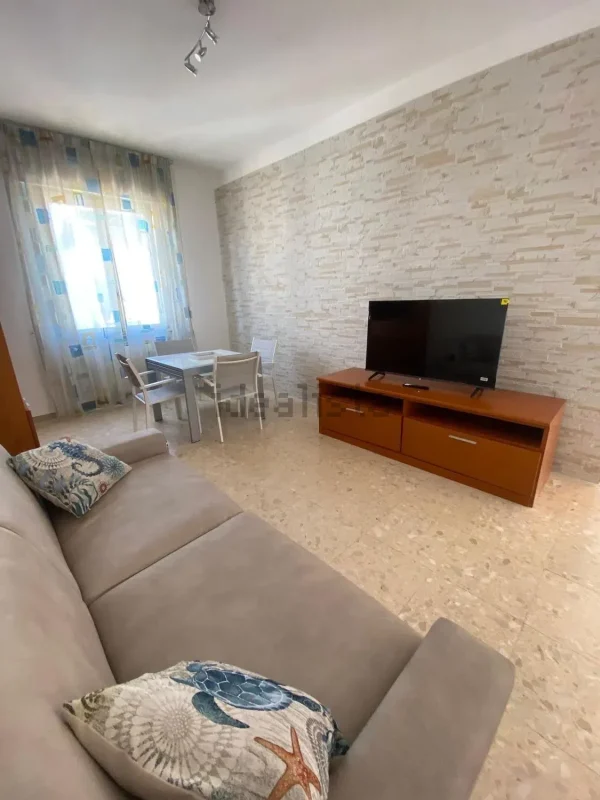 Cerchi uno spazio esclusivo, luminoso e con un terrazzo dove goderti il clima romano? La Filippo Immobiliare propone in locazione uno splendido attico situato in una delle posizioni più servite e ricercate di Ostia Levante, precisamente in Piazza Enrico Millo 9.